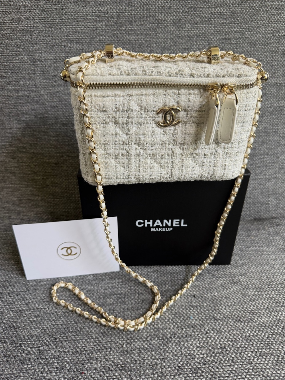 CHANEL MAKEUP Ivory Tweed Shoulder Bag with Gold Chain - Picture 2 of 11